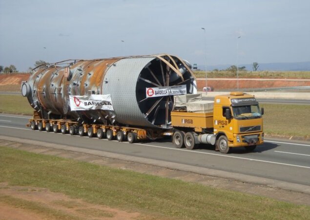 Transporte das super cargas é feito com velocidade reduzida, entre 10 km/h e 40 km/h