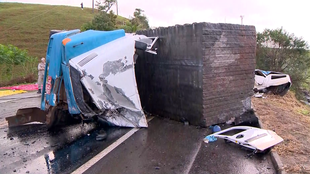 Pedra se soltou da carreta em acidente na BR-101 em Guarapari (Foto: Ari Melo/ TV Gazeta)