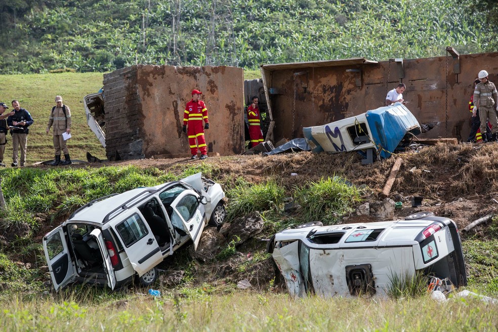 Acidente envolvendo duas ambulâncias, uma carreta e um ônibus deixa 15 mortos e vários feridos no km 343 da BR-101, em Guarapari, Grande Vitória (ES), na manhã desta quinta-feira (22). As duas ambulâncias seguiam atrás do coletivo e também foram atingidas (Foto: JEFFERSON ROCIO/FUTURA PRESS/ESTADÃO CONTEÚDO)